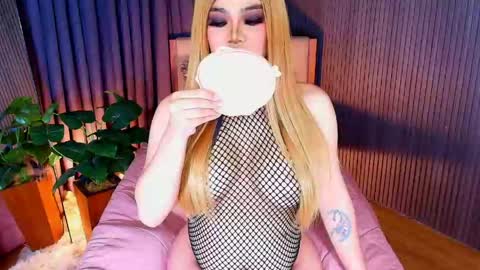 Snapshot of _empressvalerie_ chatting on June 4, 9:48 am _empressvalerie_ online show from June 4, 9:48 am