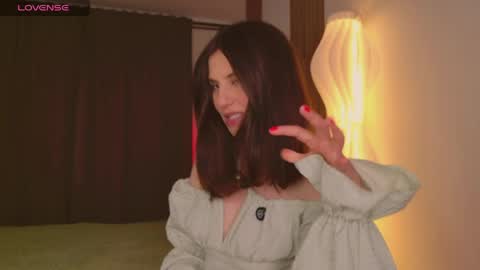 _esmeraldiyaa_ online show from April 17, 6:55 pm