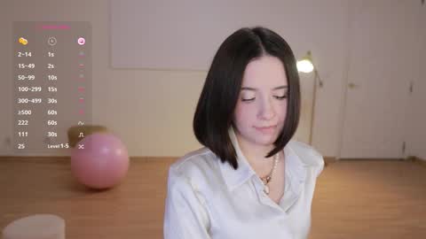 Essie  online show from October 8, 4:37 pm