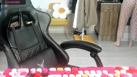 Snapshot of _feralberry__ chatting on March 9, 6:50 am Alis online show from March 9, 6:50 am