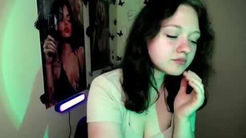 Snapshot of _foxy_lady chatting on October 11, 6:23 am Alice online show from October 11, 6:23 am