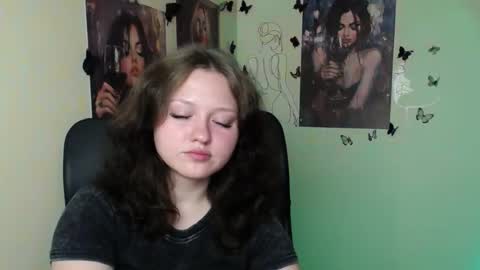 Snapshot of _foxy_lady chatting on June 30, 6:03 am Alice online show from June 30, 6:03 am
