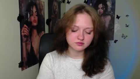 Snapshot of _foxy_lady chatting on July 27, 6:09 am Alice online show from July 27, 6:09 am