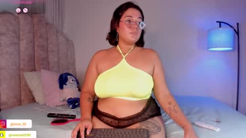 Snapshot of _giovaa_ chatting on March 9, 8:42 pm G I O V A online show from March 9, 8:42 pm