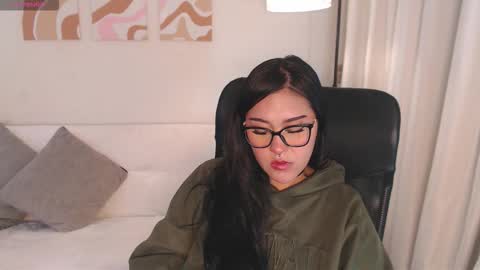 Snapshot of _heybee chatting on February 16, 9:33 pm Bee. online show from February 16, 9:33 pm