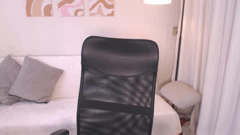 Snapshot of _heybee chatting on March 11, 7:42 pm Bee. online show from March 11, 7:42 pm
