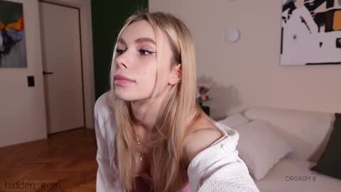 Snapshot of _hidden_gem_ chatting on January 18, 4:10 pm Laura online show from January 18, 4:10 pm