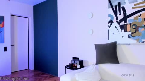 Snapshot of _hidden_gem_ chatting on March 7, 3:07 pm Laura online show from March 7, 3:07 pm