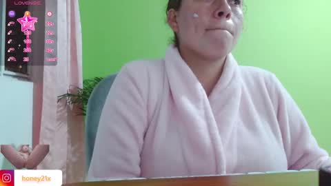 Snapshot of _honey1_ chatting on February 21, 10:49 am Honey online show from February 21, 10:49 am