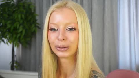 Snapshot of _honeymoney chatting on March 4, 8:09 am Lana online show from March 4, 8:09 am