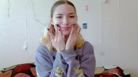 _kikiclark_ online show from September 27, 9:03 am