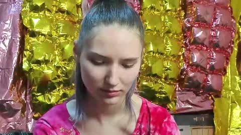 _kikiclark_ online show from April 12, 8:14 pm