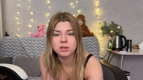 Snapshot of _kirieshka chatting on March 1, 9:50 pm Molly Emily online show from March 1, 9:50 pm