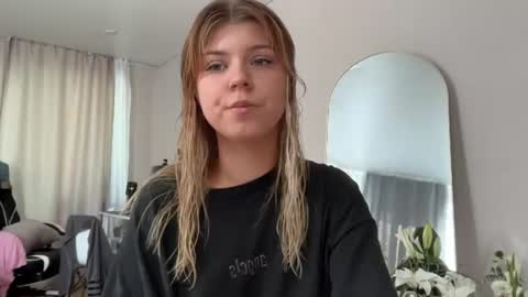Snapshot of _kirieshka chatting on July 2, 12:33 pm Molly Emily online show from July 2, 12:33 pm