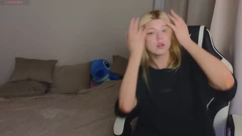 Snapshot of _kirieshka chatting on July 11, 8:22 pm Molly Emily online show from July 11, 8:22 pm