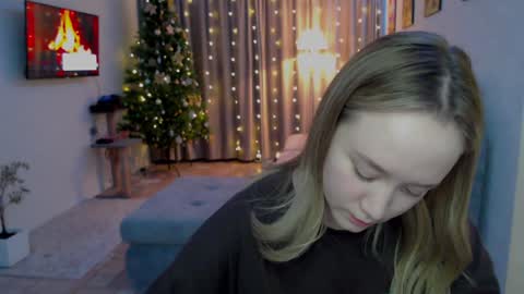 Snapshot of _lalune_ chatting on December 13, 7:21 pm _lalune_ online show from December 13, 7:21 pm