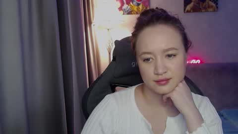 _lalune_ online show from October 25, 9:06 am