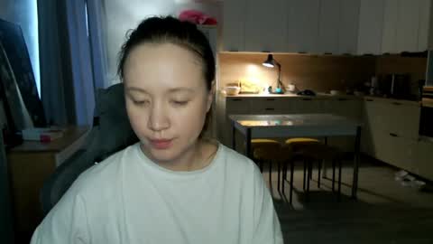 _lalune_ online show from April 9, 8:53 am