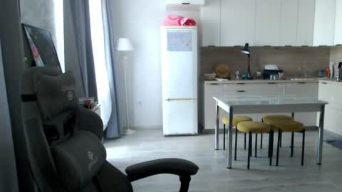 Snapshot of _lalune_ chatting on April 21, 10:10 am _lalune_ online show from April 21, 10:10 am
