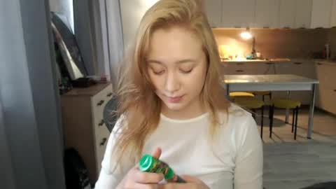 Snapshot of _lalune_ chatting on April 29, 10:52 am _lalune_ online show from April 29, 10:52 am