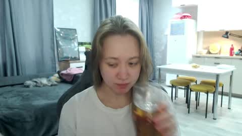 Snapshot of _lalune_ chatting on May 4, 11:17 am _lalune_ online show from May 4, 11:17 am