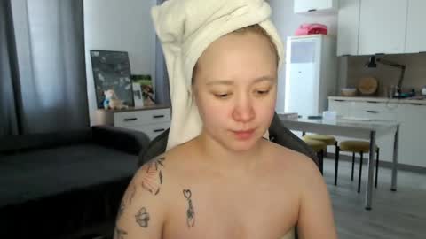 Snapshot of _lalune_ chatting on May 5, 7:27 am _lalune_ online show from May 5, 7:27 am