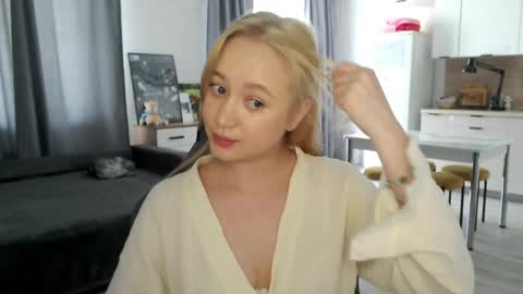 Snapshot of _lalune_ chatting on May 8, 5:13 am _lalune_ online show from May 8, 5:13 am
