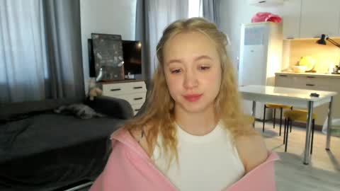 Snapshot of _lalune_ chatting on May 13, 4:10 am _lalune_ online show from May 13, 4:10 am