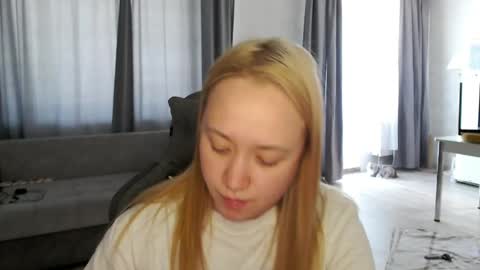 Snapshot of _lalune_ chatting on May 22, 8:32 am _lalune_ online show from May 22, 8:32 am