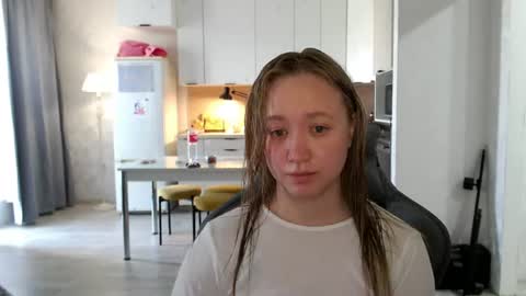 Snapshot of _lalune_ chatting on June 17, 10:17 am _lalune_ online show from June 17, 10:17 am
