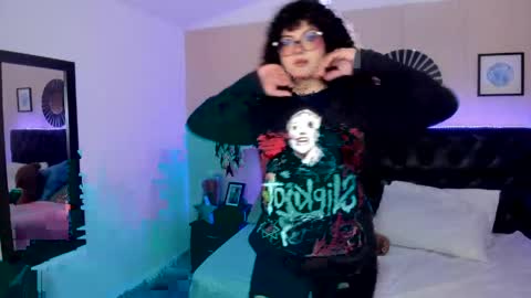 Liily online show from April 8, 10:32 pm