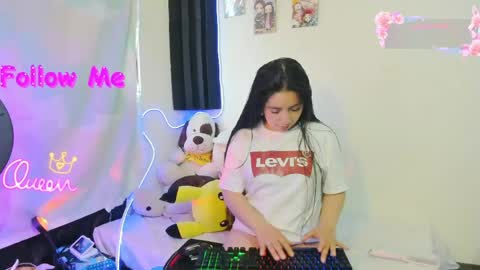 Snapshot of _litle_mily_ chatting on June 5, 10:04 pm Mily online show from June 5, 10:04 pm