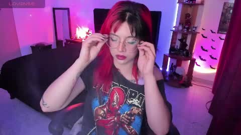 Snapshot of _lucyx__ chatting on April 23, 10:56 pm Queen. Help me reach 100 thumbs up online show from April 23, 10:56 pm