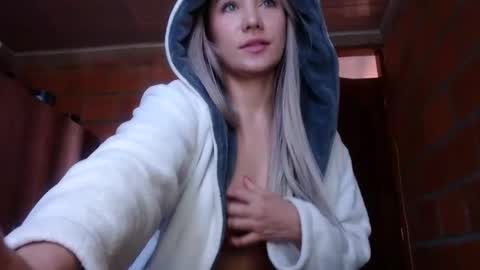 Snapshot of _lunablondie_ chatting on January 15, 3:29 pm _lunablondie_ online show from January 15, 3:29 pm