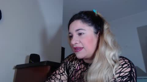 Snapshot of _lunagold_ chatting on February 11, 2:00 pm _lunagold_ online show from February 11, 2:00 pm
