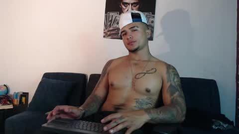 Snapshot of _luxury_23 chatting on May 6, 11:43 pm STIVEN online show from May 6, 11:43 pm