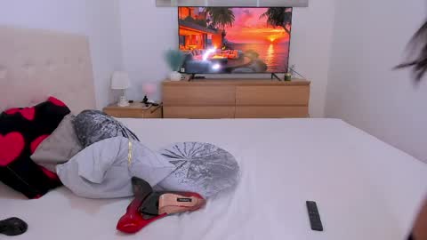 Lynna online show from April 6, 10:54 pm