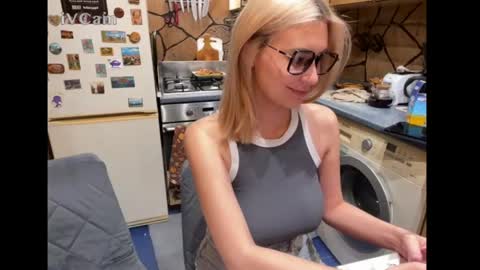 Snapshot of _magic_kis chatting on April 18, 12:03 am _magic_kis online show from April 18, 12:03 am