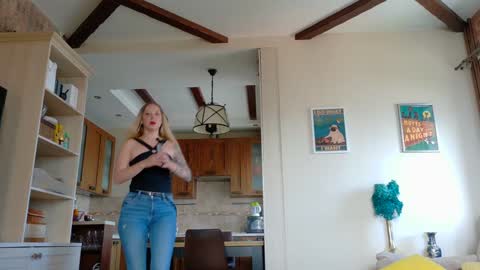 Snapshot of _mari_ chatting on June 11, 10:13 am _mari_ online show from June 11, 10:13 am
