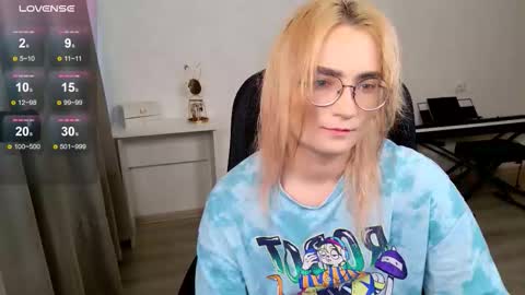 _meow_neko_ online show from January 13, 6:29 am