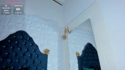 Snapshot of _mia_milf_ chatting on April 23, 7:52 am _mia_milf_ online show from April 23, 7:52 am