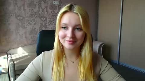 Snapshot of _mila_la_ chatting on April 23, 12:29 pm Melanie online show from April 23, 12:29 pm