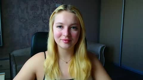 Snapshot of _mila_la_ chatting on May 7, 9:03 am Melanie online show from May 7, 9:03 am