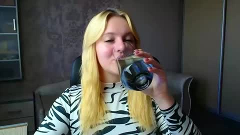 Snapshot of _mila_la_ chatting on May 8, 8:19 am Melanie online show from May 8, 8:19 am