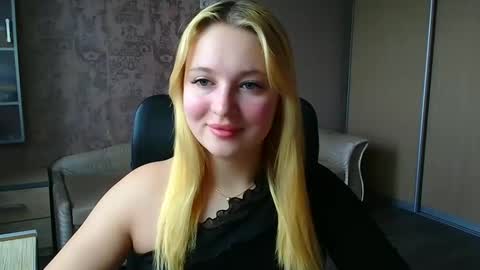 Snapshot of _mila_la_ chatting on May 9, 8:41 am Melanie online show from May 9, 8:41 am