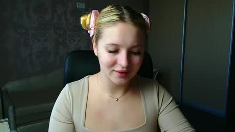 Snapshot of _mila_la_ chatting on May 12, 7:16 am Melanie online show from May 12, 7:16 am