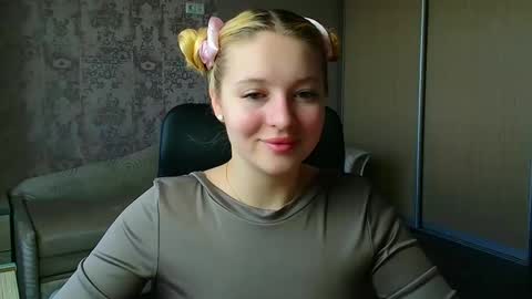 Snapshot of _mila_la_ chatting on May 16, 9:39 am Melanie online show from May 16, 9:39 am
