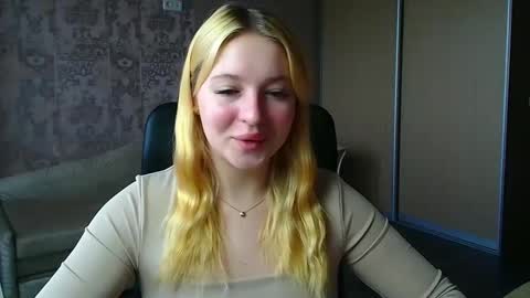 Snapshot of _mila_la_ chatting on May 18, 6:08 am Melanie online show from May 18, 6:08 am