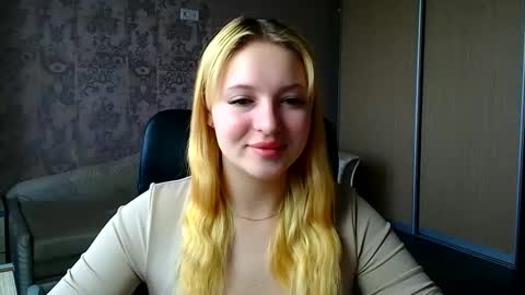 Snapshot of _mila_la_ chatting on May 20, 7:03 am Melanie online show from May 20, 7:03 am
