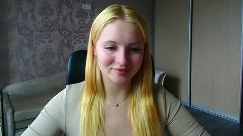 Snapshot of _mila_la_ chatting on June 4, 12:33 pm Melanie online show from June 4, 12:33 pm